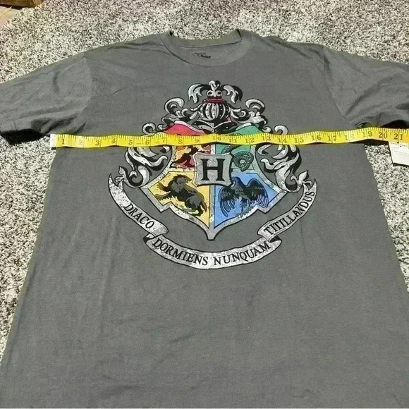 Harry Potter Universal Studios Hogwarts Crest Men's T Shirt Size S Gray - Picture 4 of 7